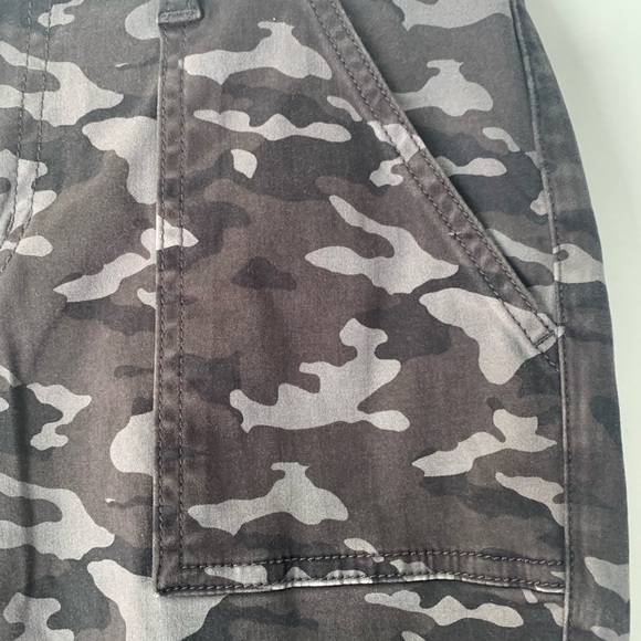 Banana Republic Green and Gray Cargo Camo Pants - Picture 2 of 5